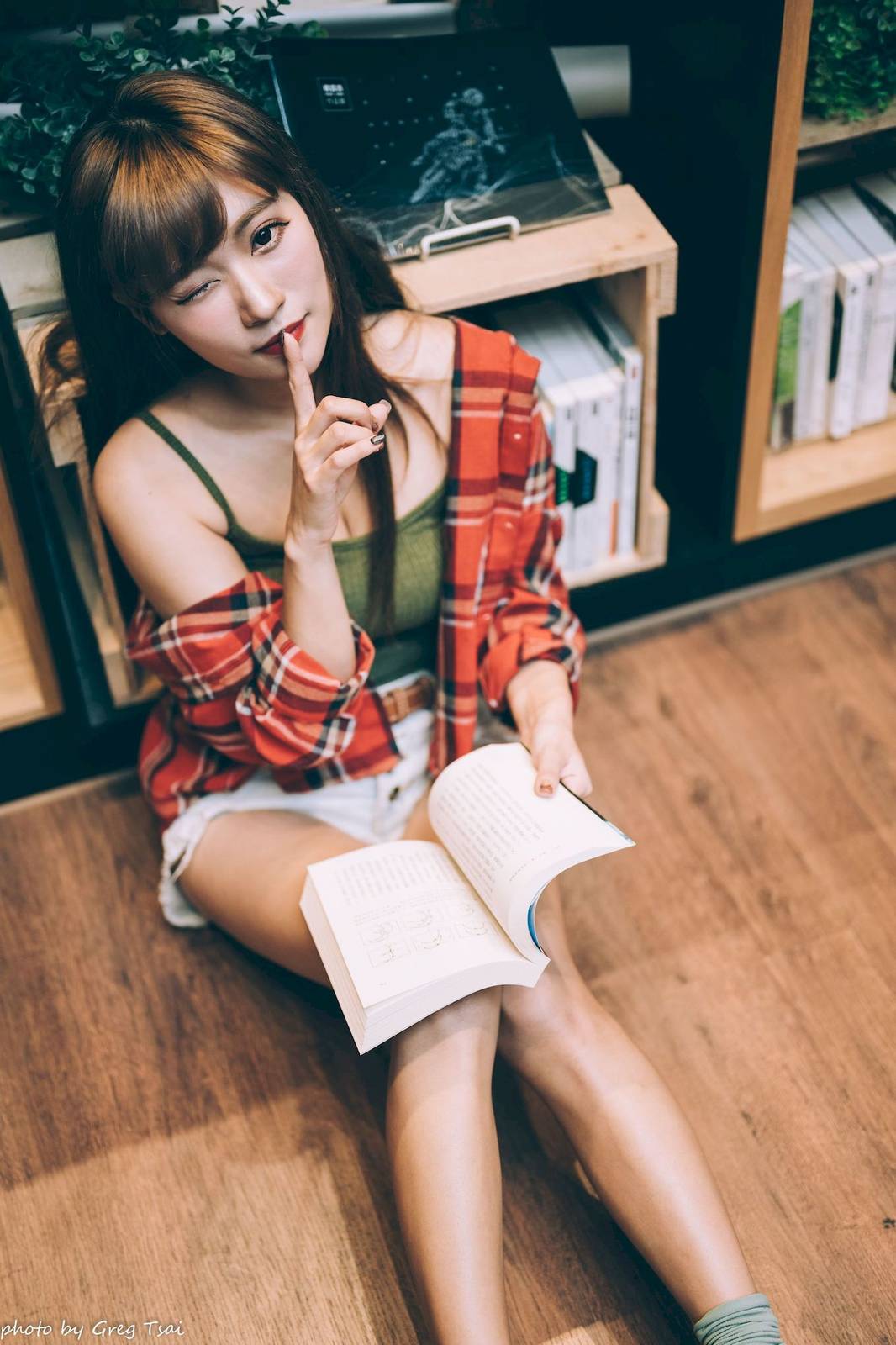 凯云户外咖啡馆‌身着‌红黑格纹衬衫松弛美学-50