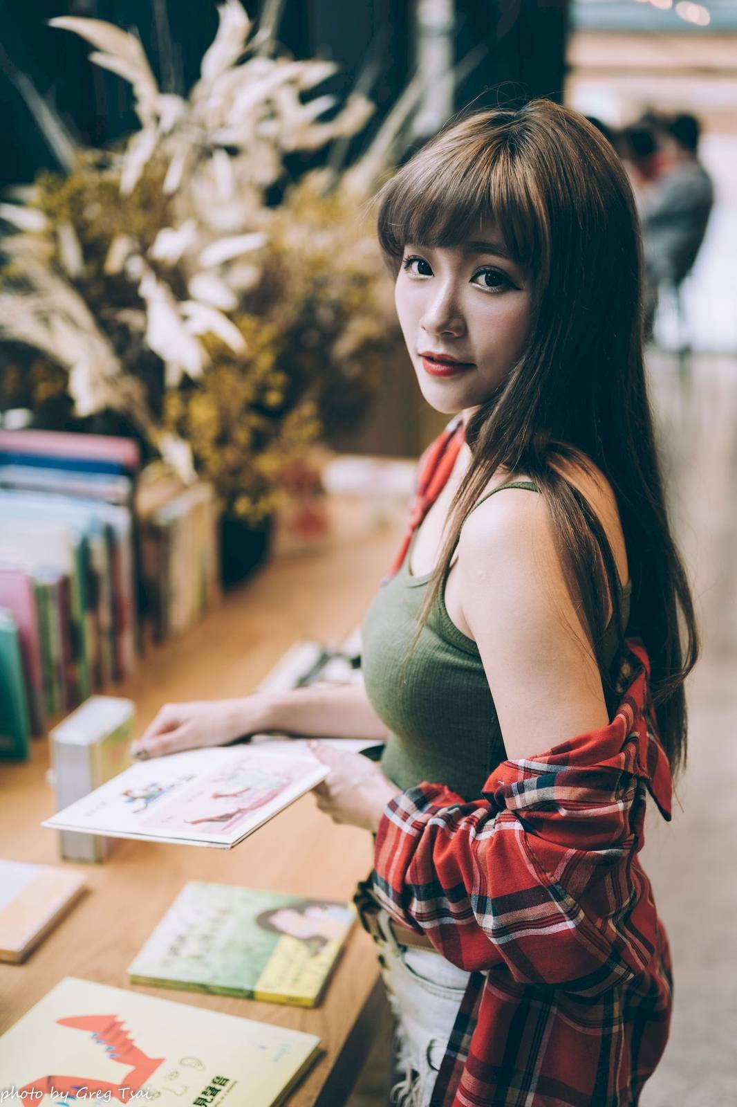 凯云户外咖啡馆‌身着‌红黑格纹衬衫松弛美学-63