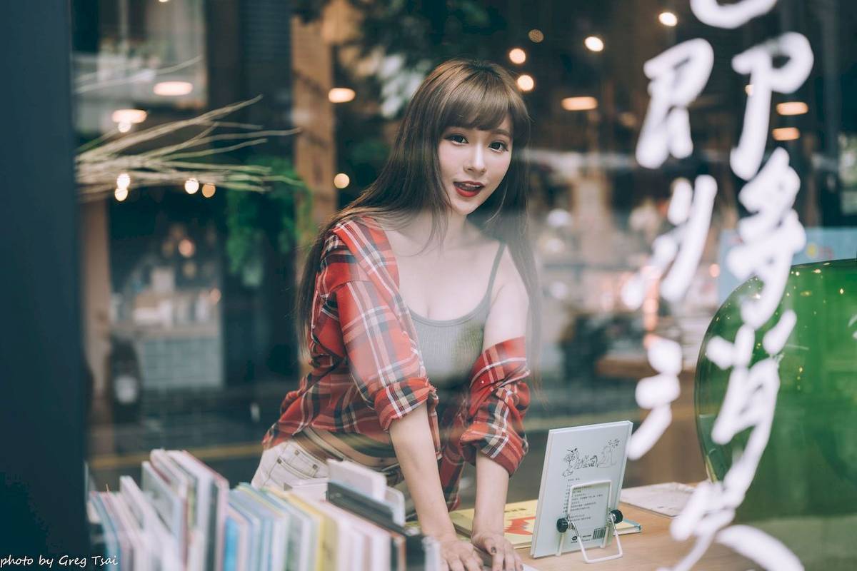 凯云户外咖啡馆‌身着‌红黑格纹衬衫松弛美学-67