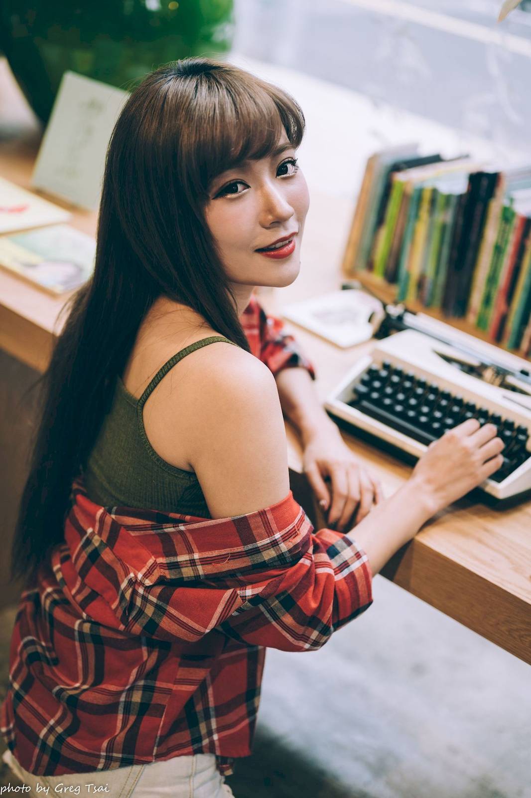 凯云户外咖啡馆‌身着‌红黑格纹衬衫松弛美学-71