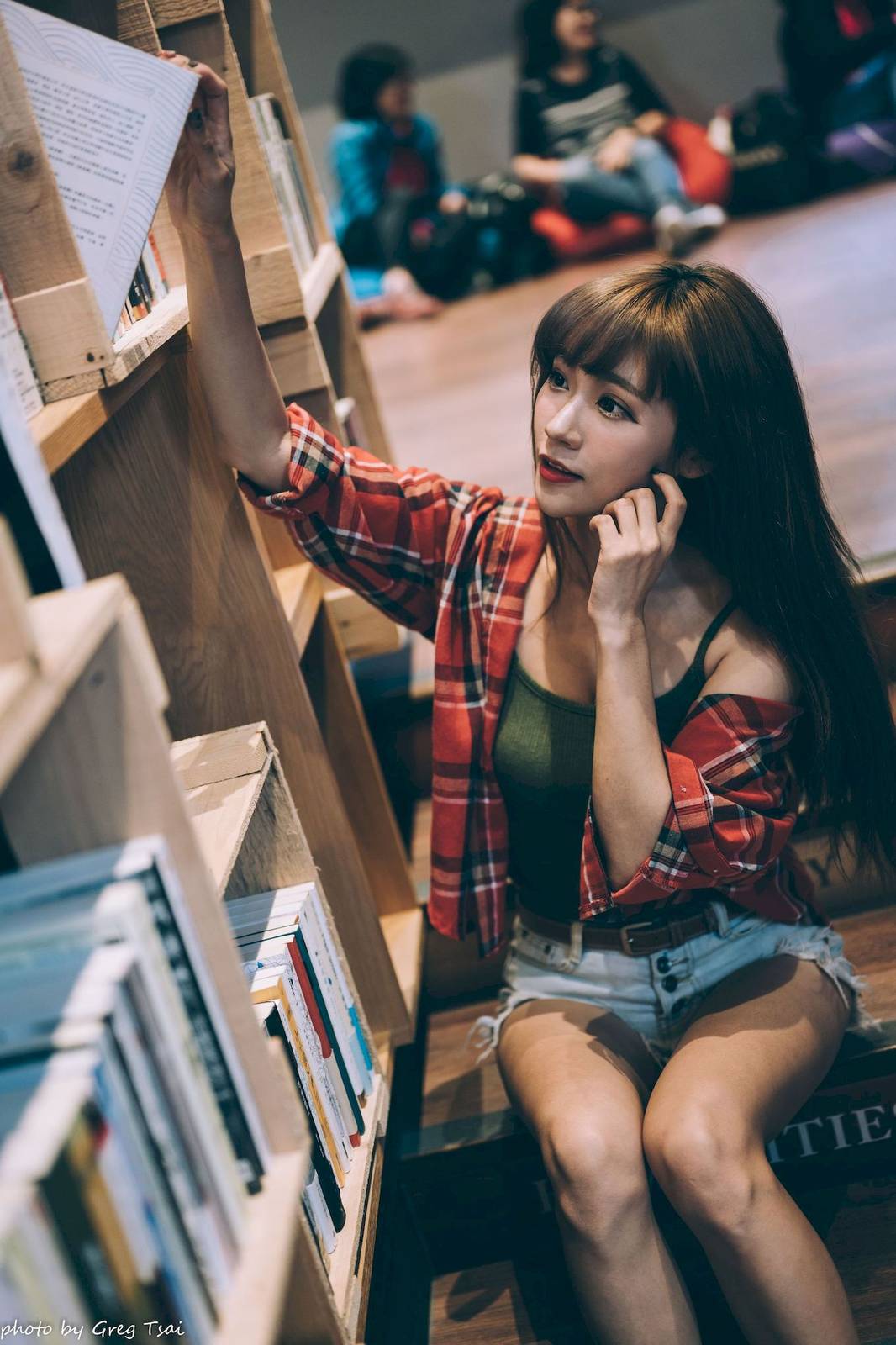 凯云户外咖啡馆‌身着‌红黑格纹衬衫松弛美学-81