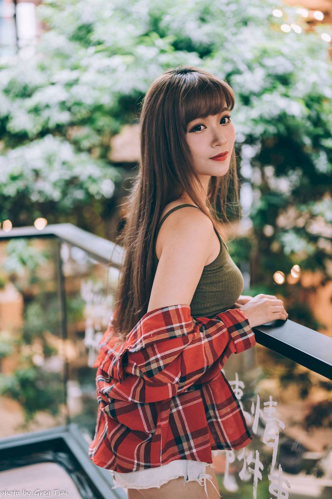 凯云户外咖啡馆‌身着‌红黑格纹衬衫松弛美学-86