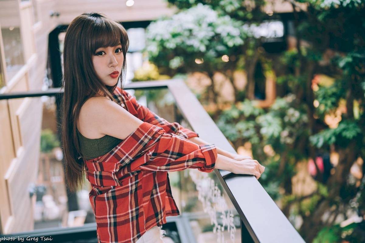 凯云户外咖啡馆‌身着‌红黑格纹衬衫松弛美学-85