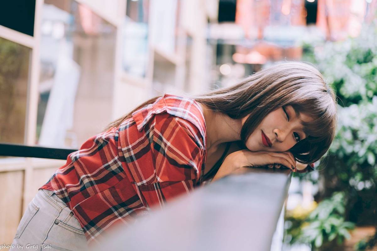 凯云户外咖啡馆‌身着‌红黑格纹衬衫松弛美学-89