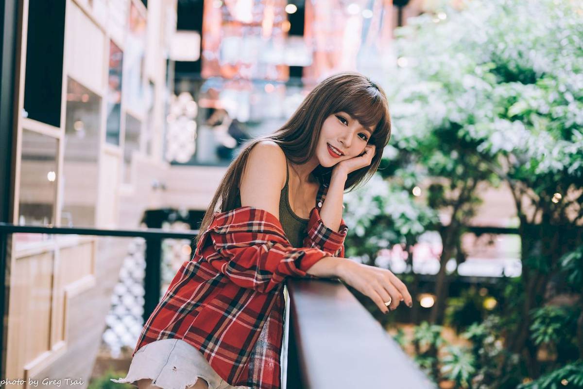 凯云户外咖啡馆‌身着‌红黑格纹衬衫松弛美学-84