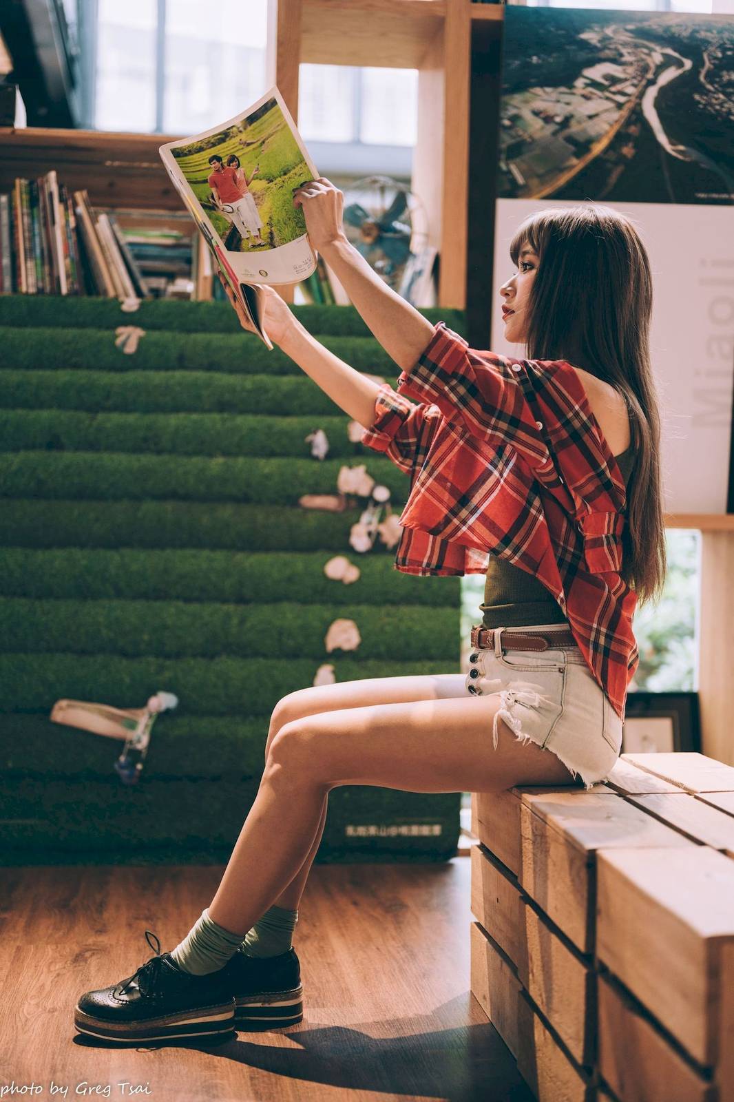 凯云户外咖啡馆‌身着‌红黑格纹衬衫松弛美学-91