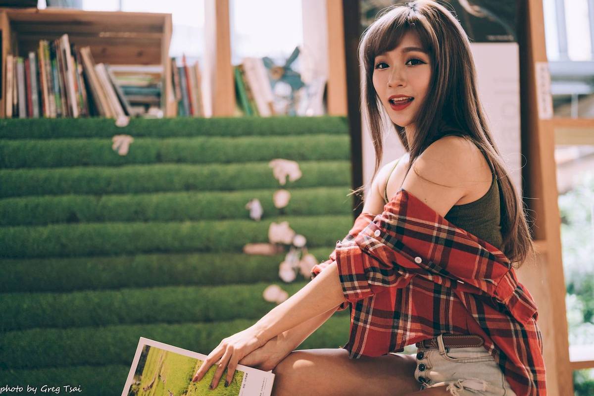 凯云户外咖啡馆‌身着‌红黑格纹衬衫松弛美学-93