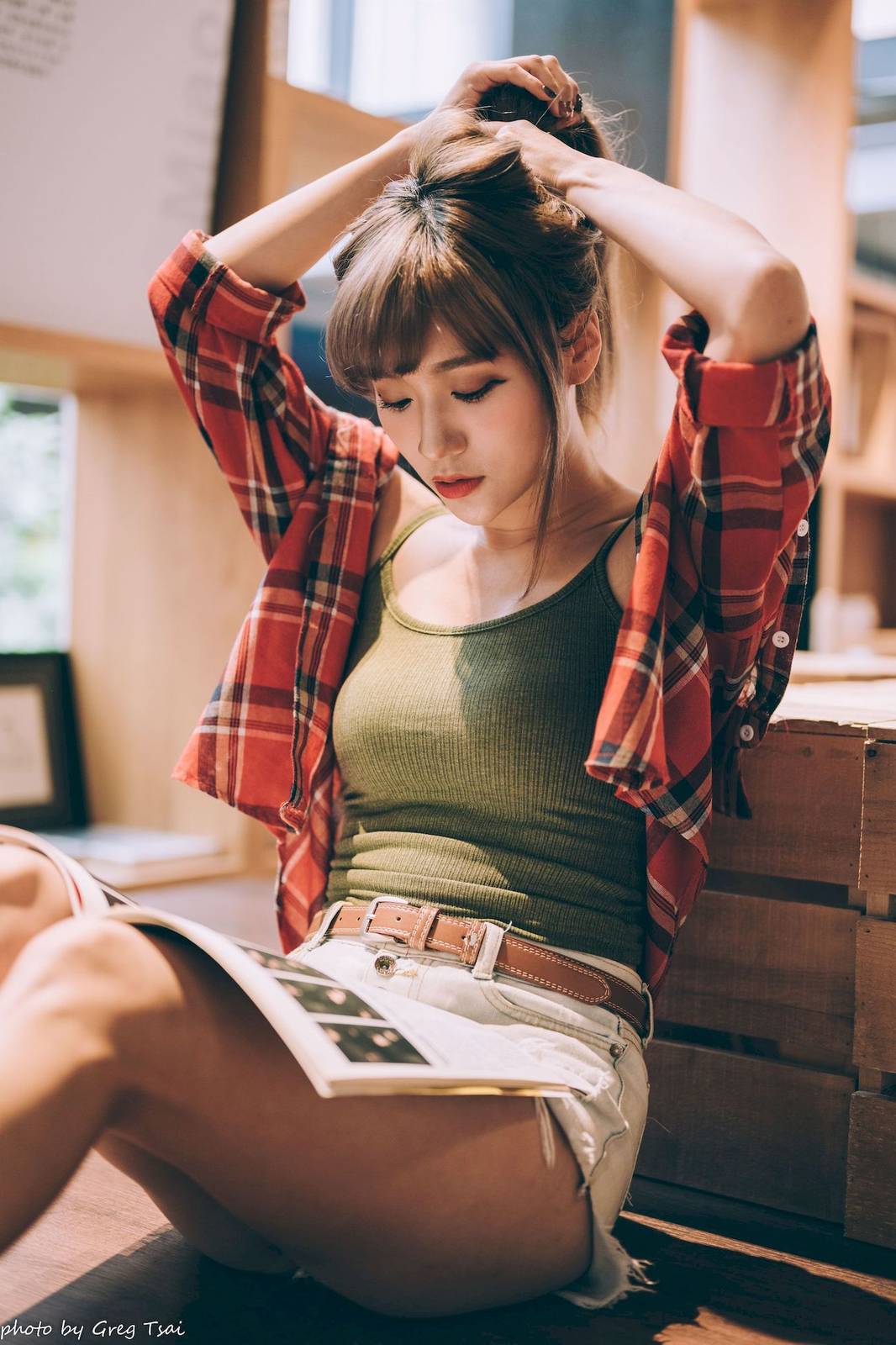 凯云户外咖啡馆‌身着‌红黑格纹衬衫松弛美学-96