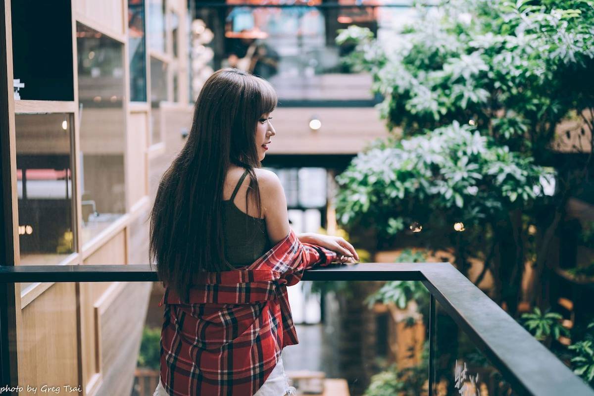 凯云户外咖啡馆‌身着‌红黑格纹衬衫松弛美学-90