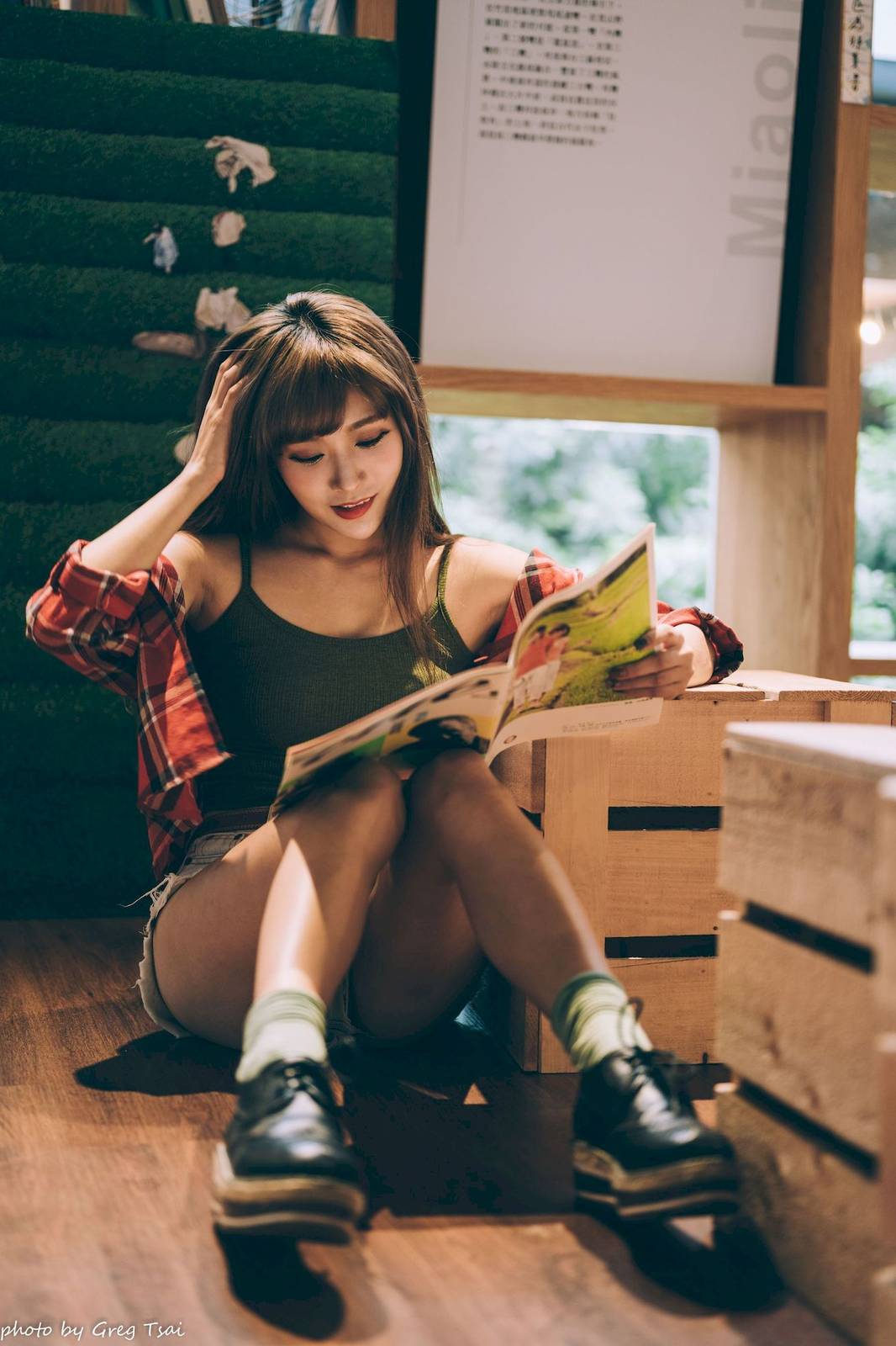 凯云户外咖啡馆‌身着‌红黑格纹衬衫松弛美学-101