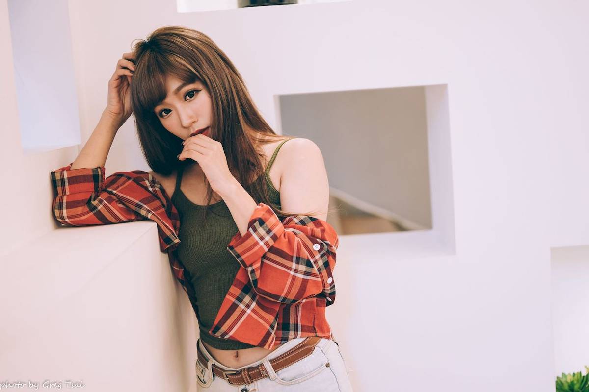 凯云户外咖啡馆‌身着‌红黑格纹衬衫松弛美学-110