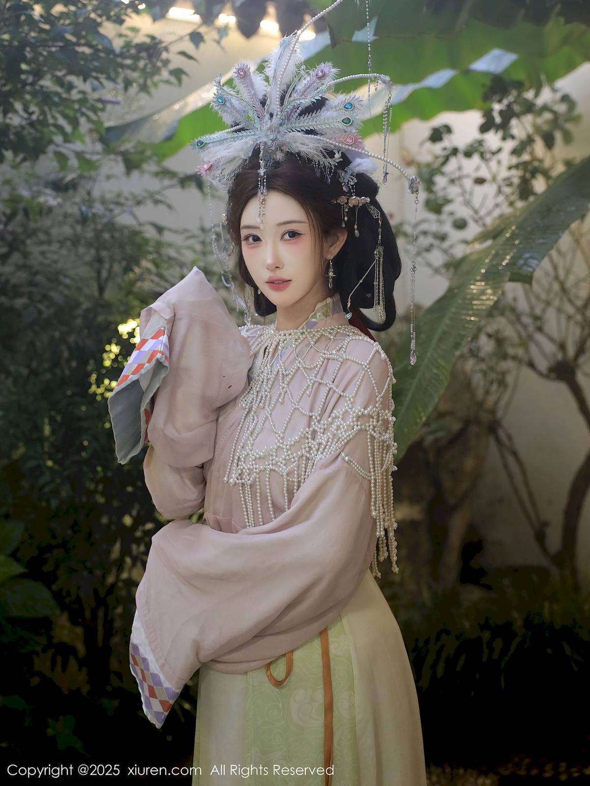 秀人网新人梨霜儿浅色古装服饰丰腴身材性感写真-3