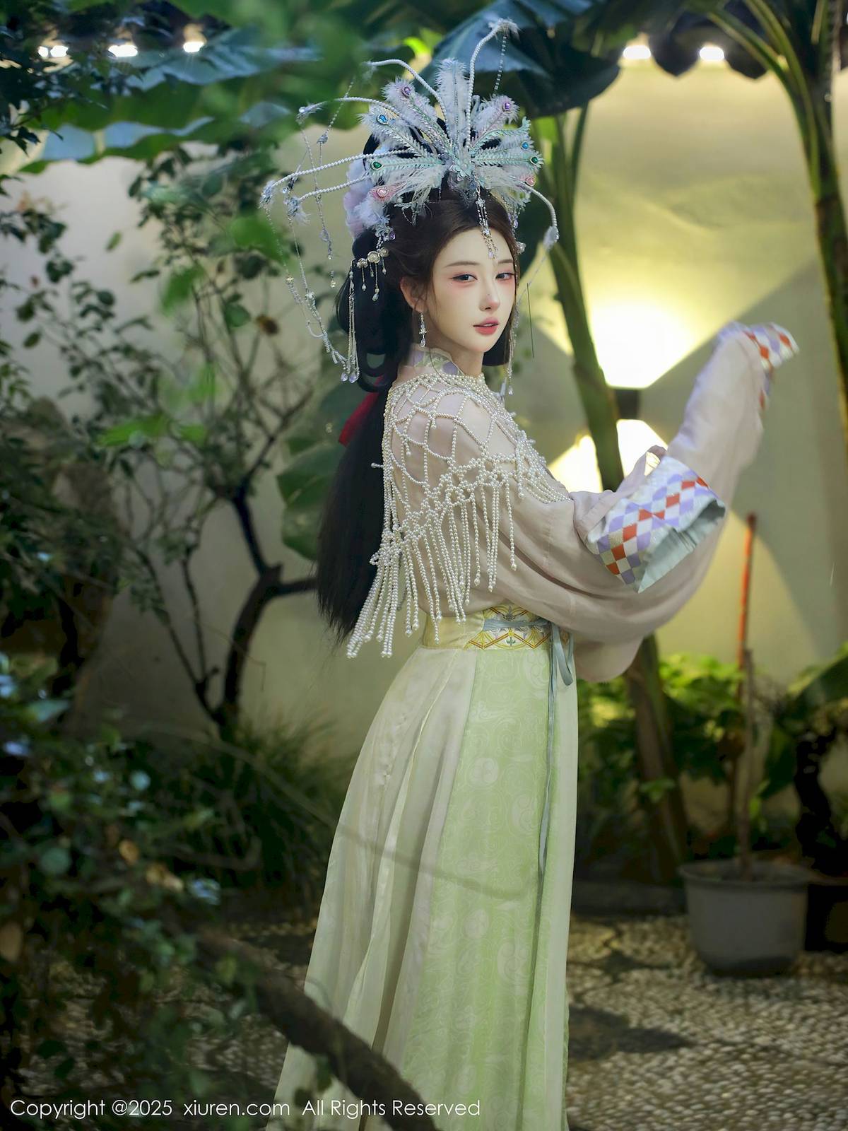 秀人网新人梨霜儿浅色古装服饰丰腴身材性感写真-11