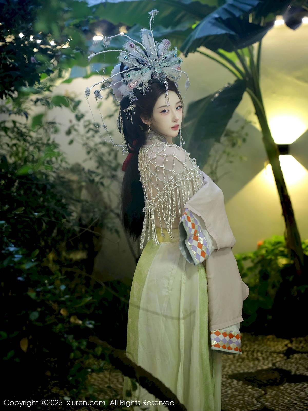 秀人网新人梨霜儿浅色古装服饰丰腴身材性感写真-14