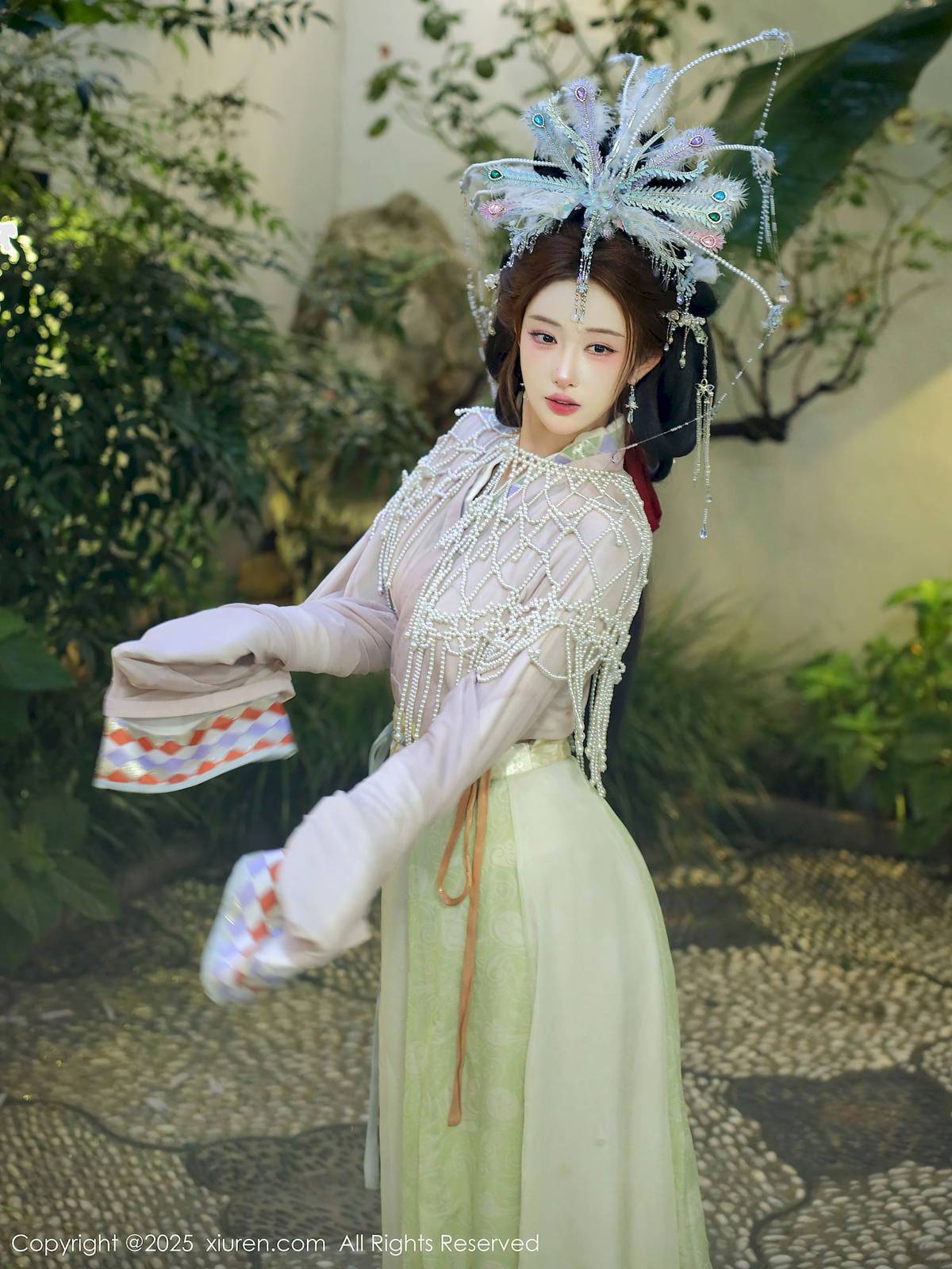 秀人网新人梨霜儿浅色古装服饰丰腴身材性感写真-15