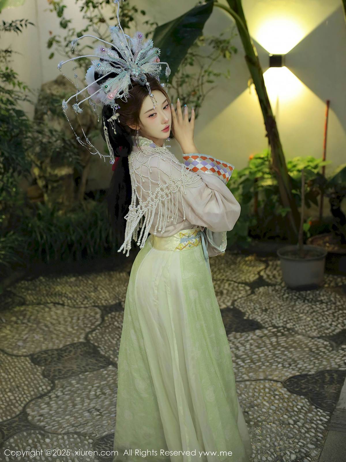 秀人网新人梨霜儿浅色古装服饰丰腴身材性感写真-17