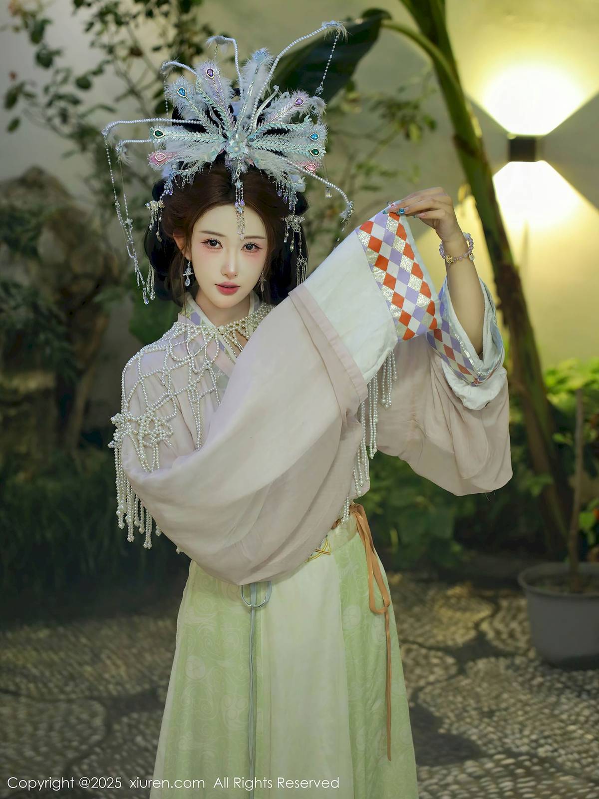 秀人网新人梨霜儿浅色古装服饰丰腴身材性感写真-20