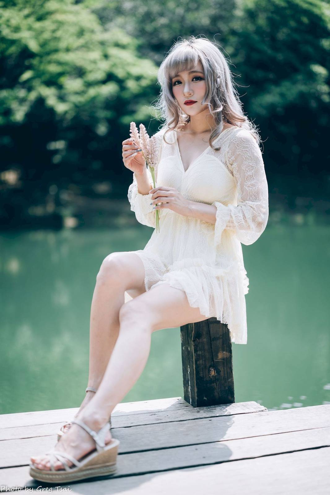 凯云白色蕾丝连衣裙浅色系穿搭梦湖主题写真-4