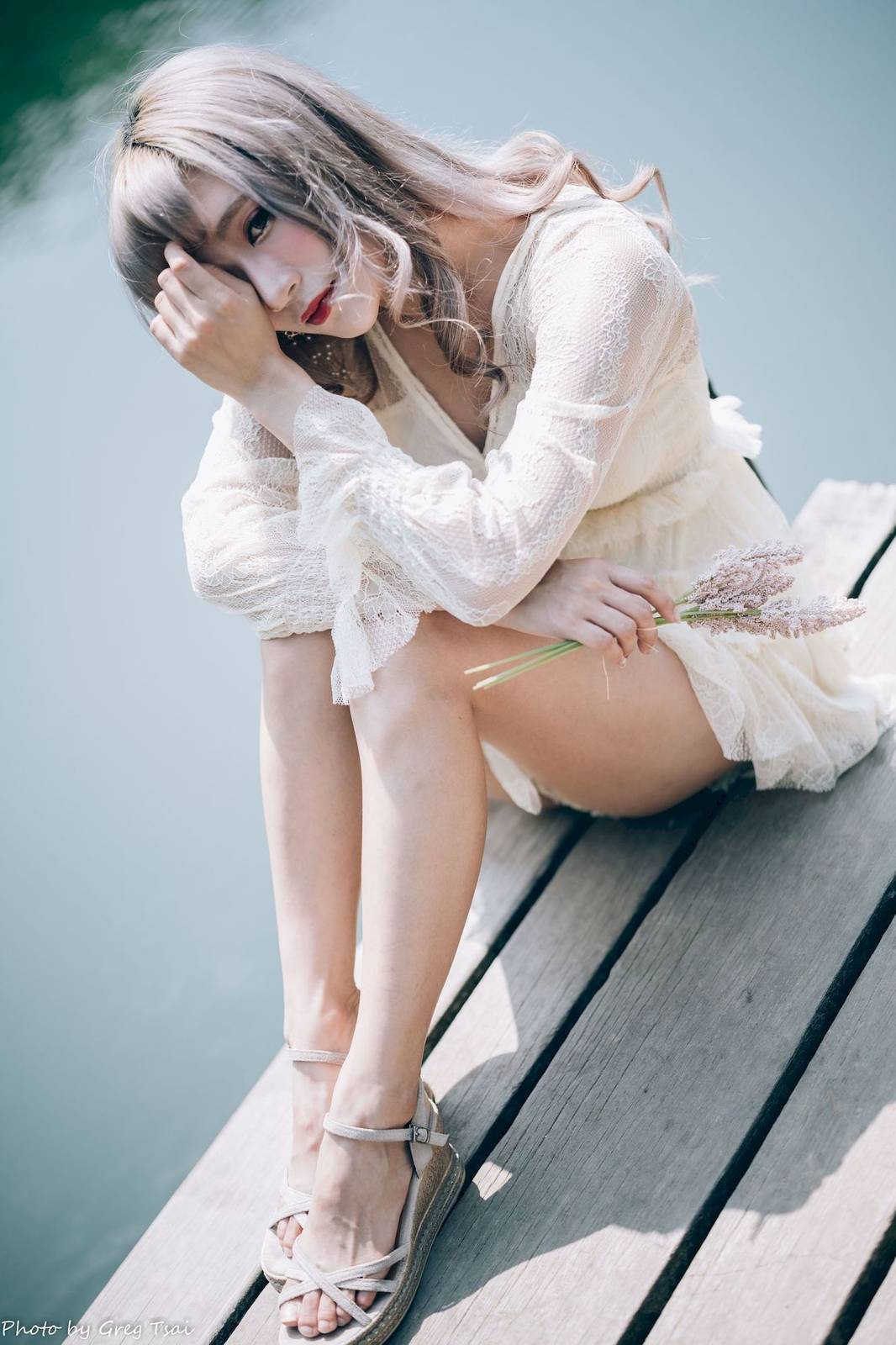 凯云白色蕾丝连衣裙浅色系穿搭梦湖主题写真-10