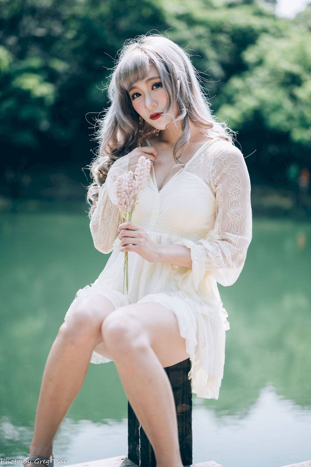 凯云白色蕾丝连衣裙浅色系穿搭梦湖主题写真-8