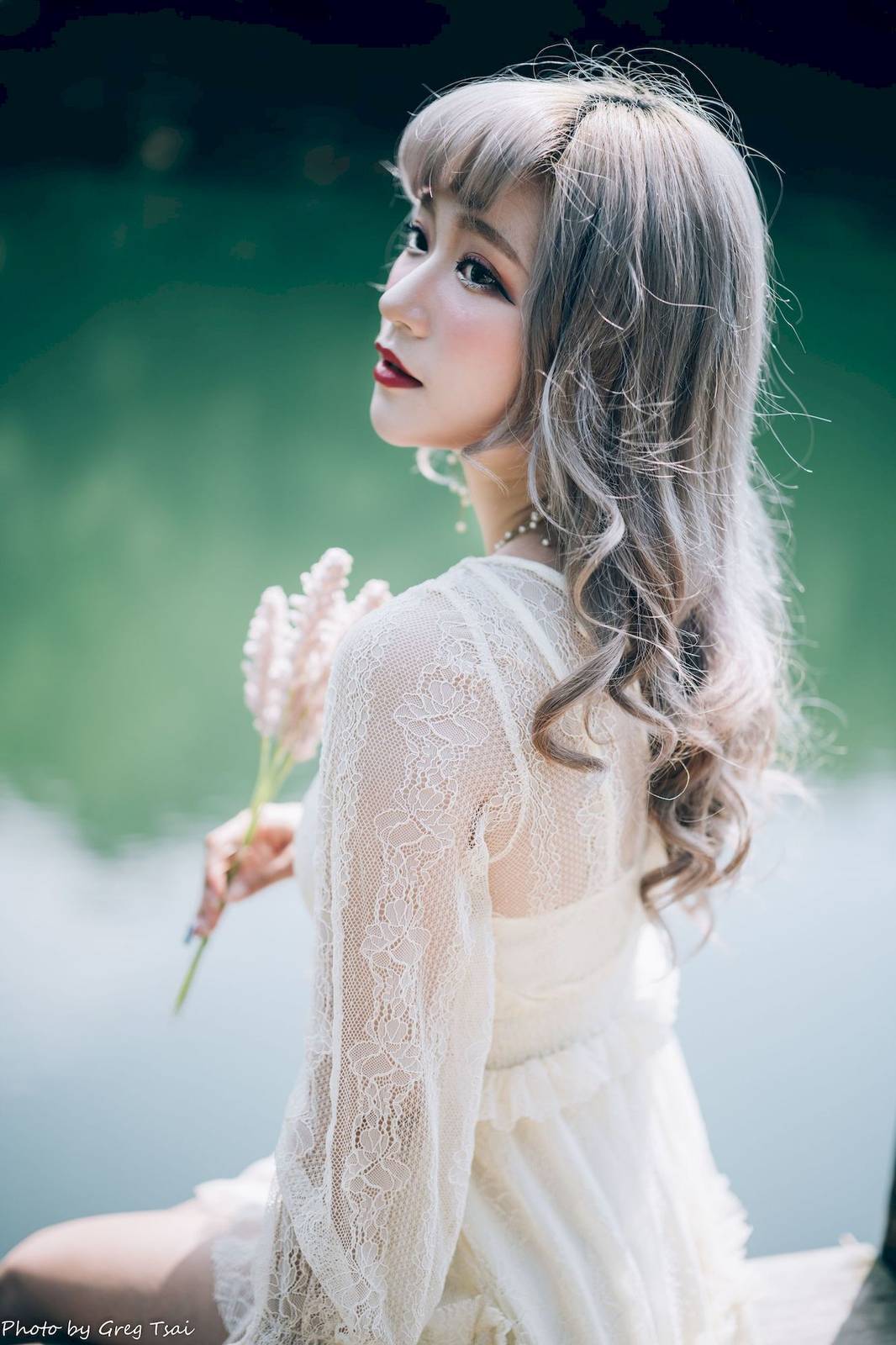 凯云白色蕾丝连衣裙浅色系穿搭梦湖主题写真-9