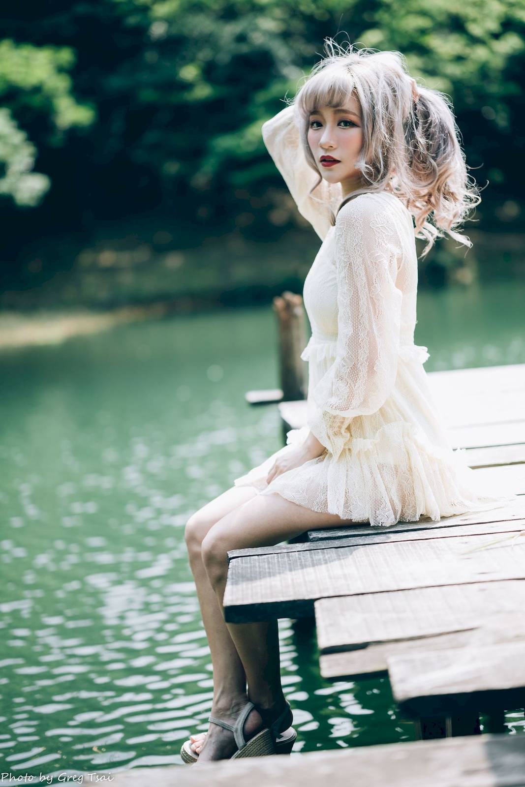 凯云白色蕾丝连衣裙浅色系穿搭梦湖主题写真-12
