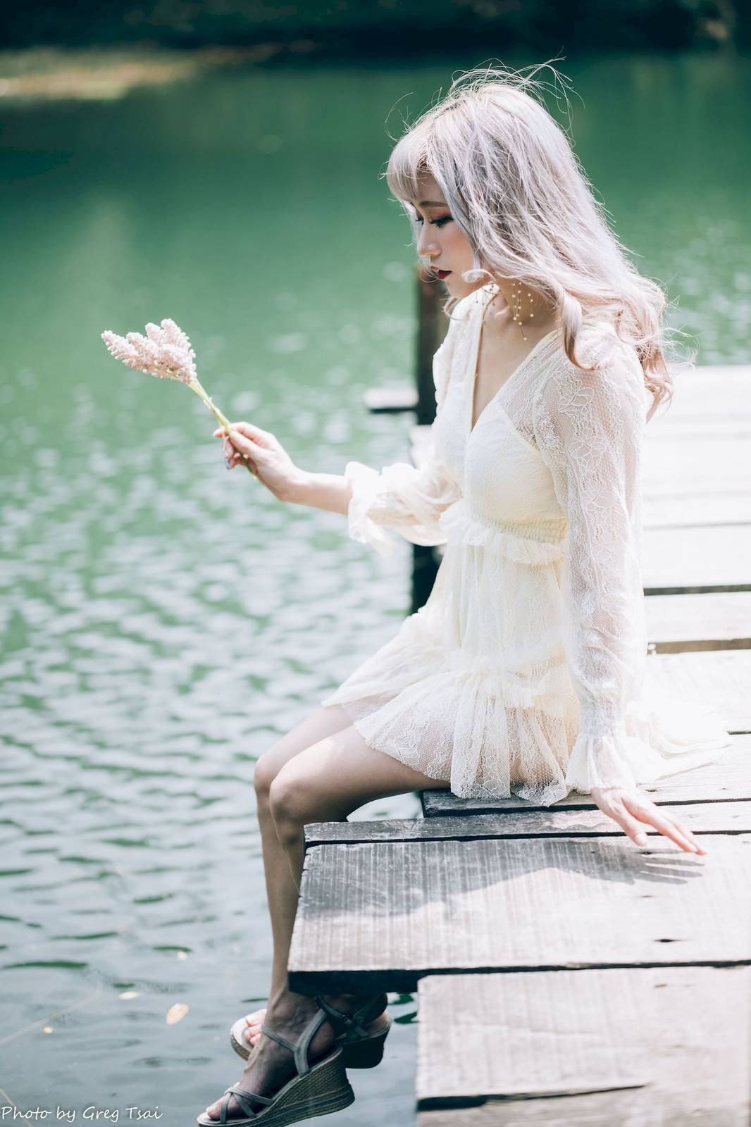 凯云白色蕾丝连衣裙浅色系穿搭梦湖主题写真-13