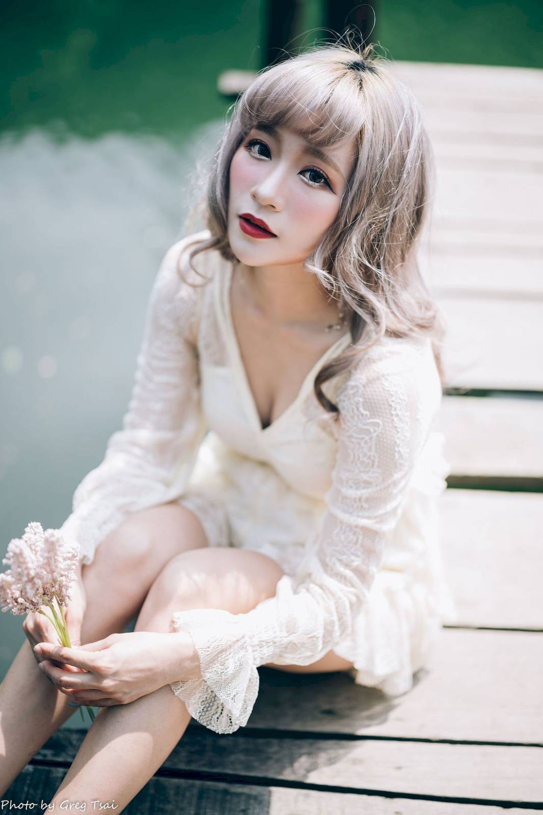 凯云白色蕾丝连衣裙浅色系穿搭梦湖主题写真-14