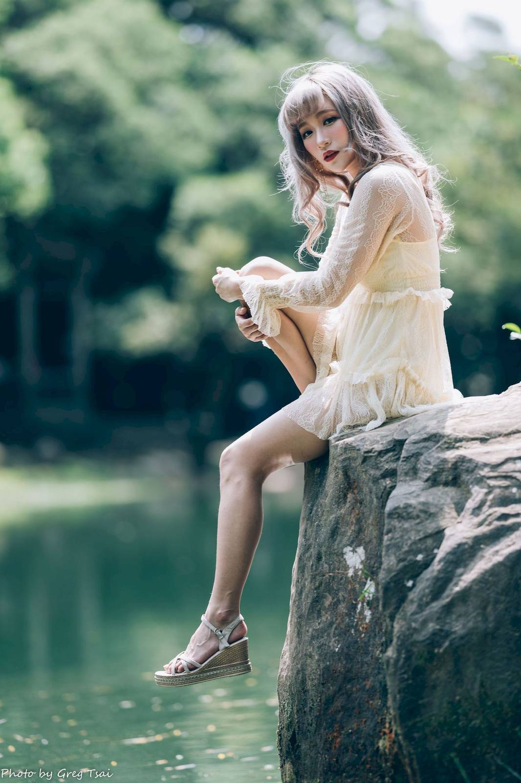 凯云白色蕾丝连衣裙浅色系穿搭梦湖主题写真-19