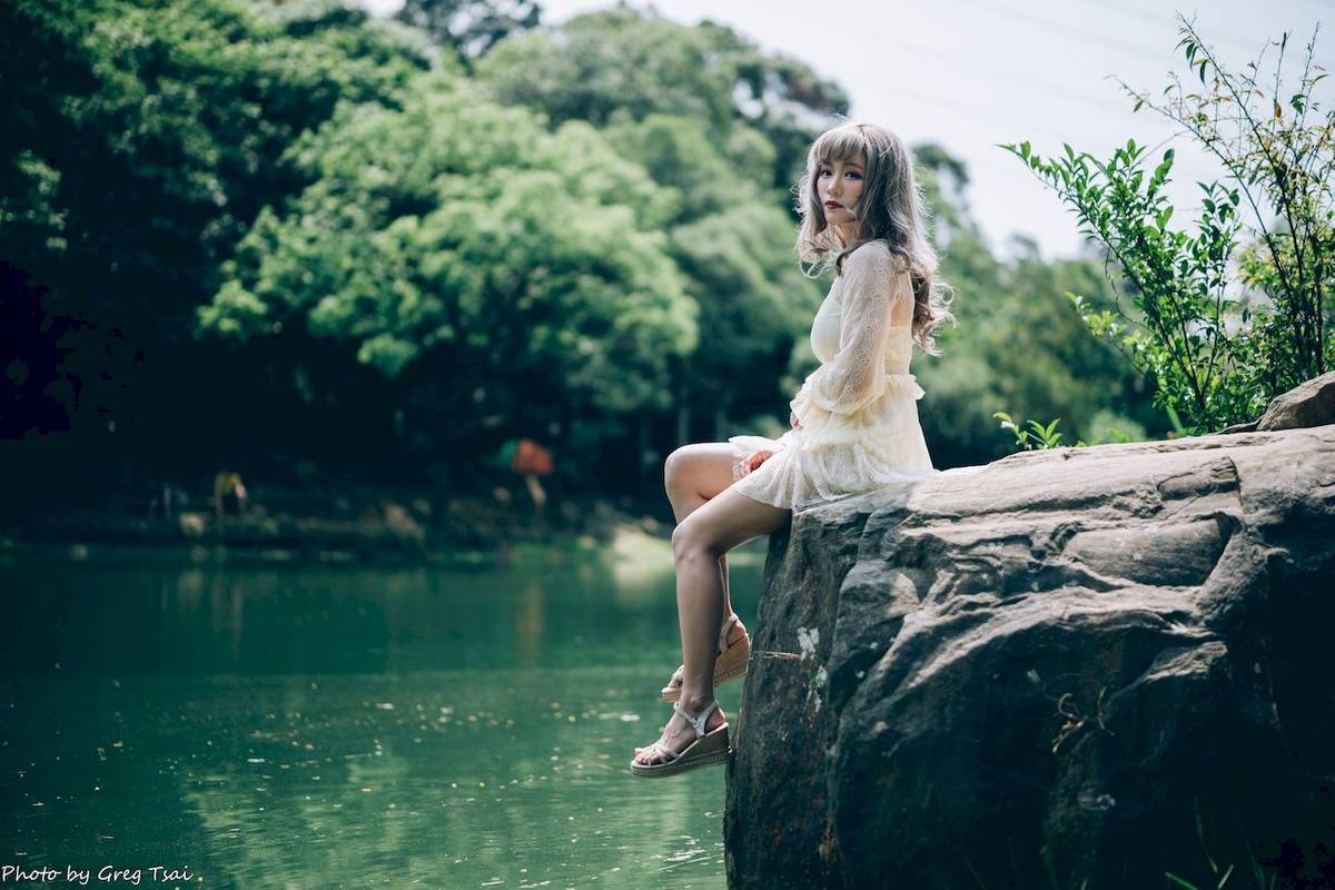 凯云白色蕾丝连衣裙浅色系穿搭梦湖主题写真-17