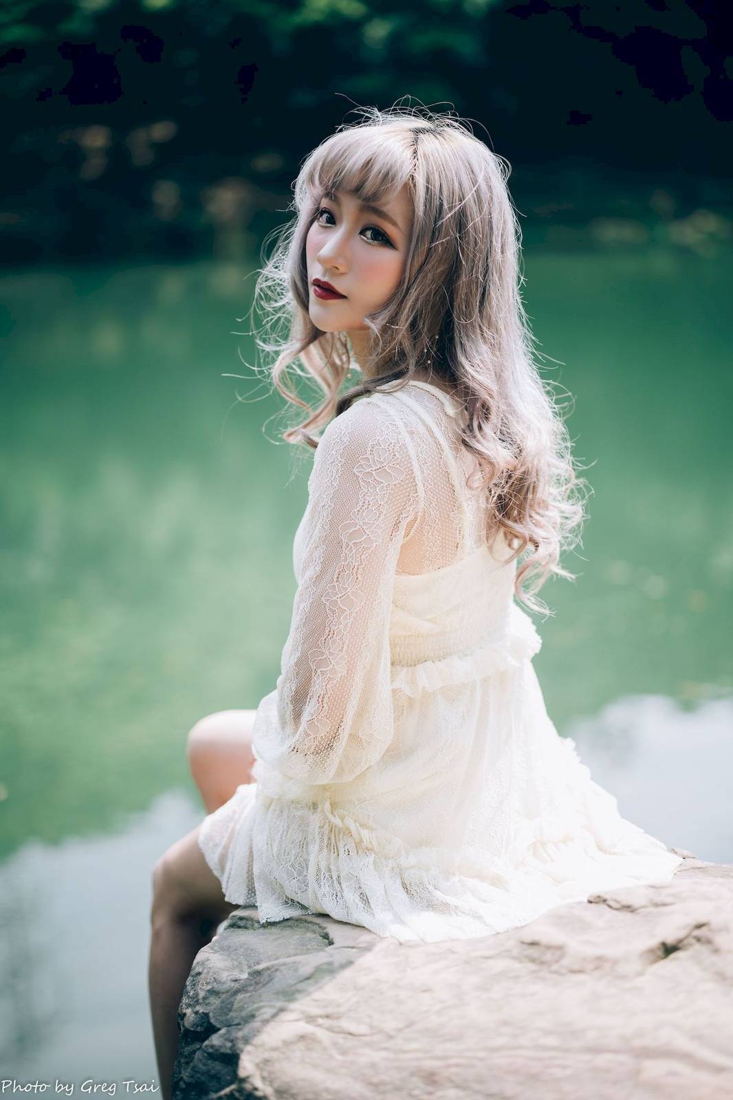 凯云白色蕾丝连衣裙浅色系穿搭梦湖主题写真-18