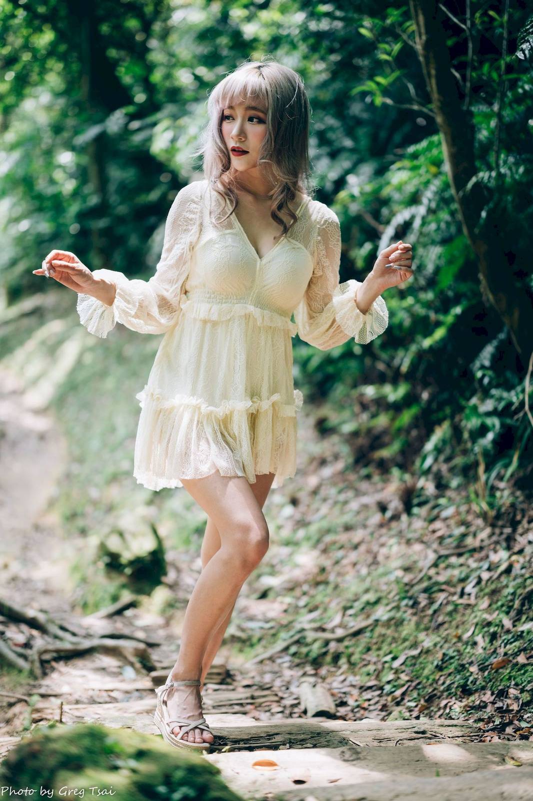 凯云白色蕾丝连衣裙浅色系穿搭梦湖主题写真-25