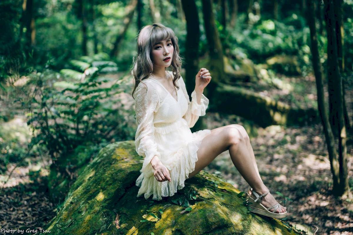 凯云白色蕾丝连衣裙浅色系穿搭梦湖主题写真-35