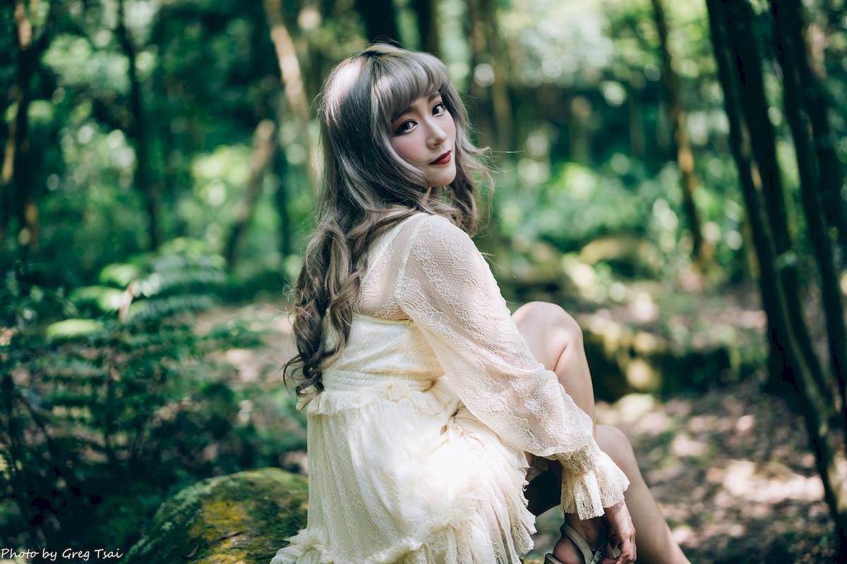 凯云白色蕾丝连衣裙浅色系穿搭梦湖主题写真-30