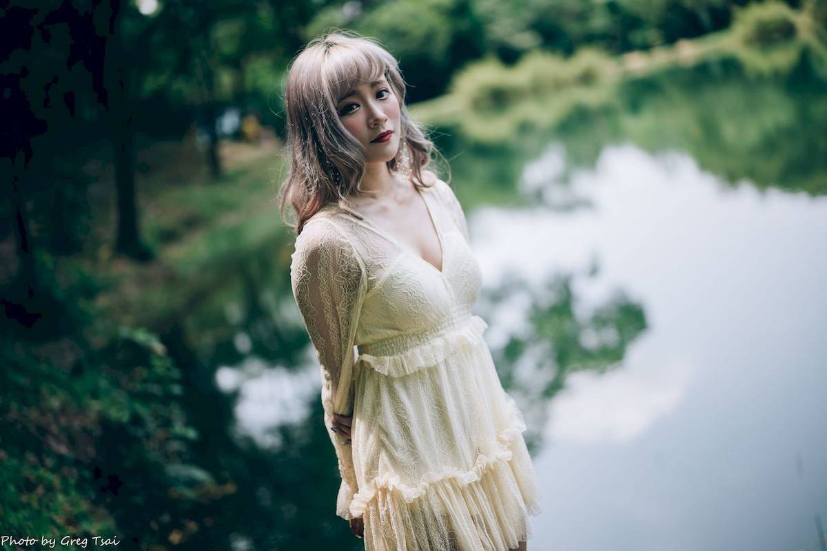 凯云白色蕾丝连衣裙浅色系穿搭梦湖主题写真-52