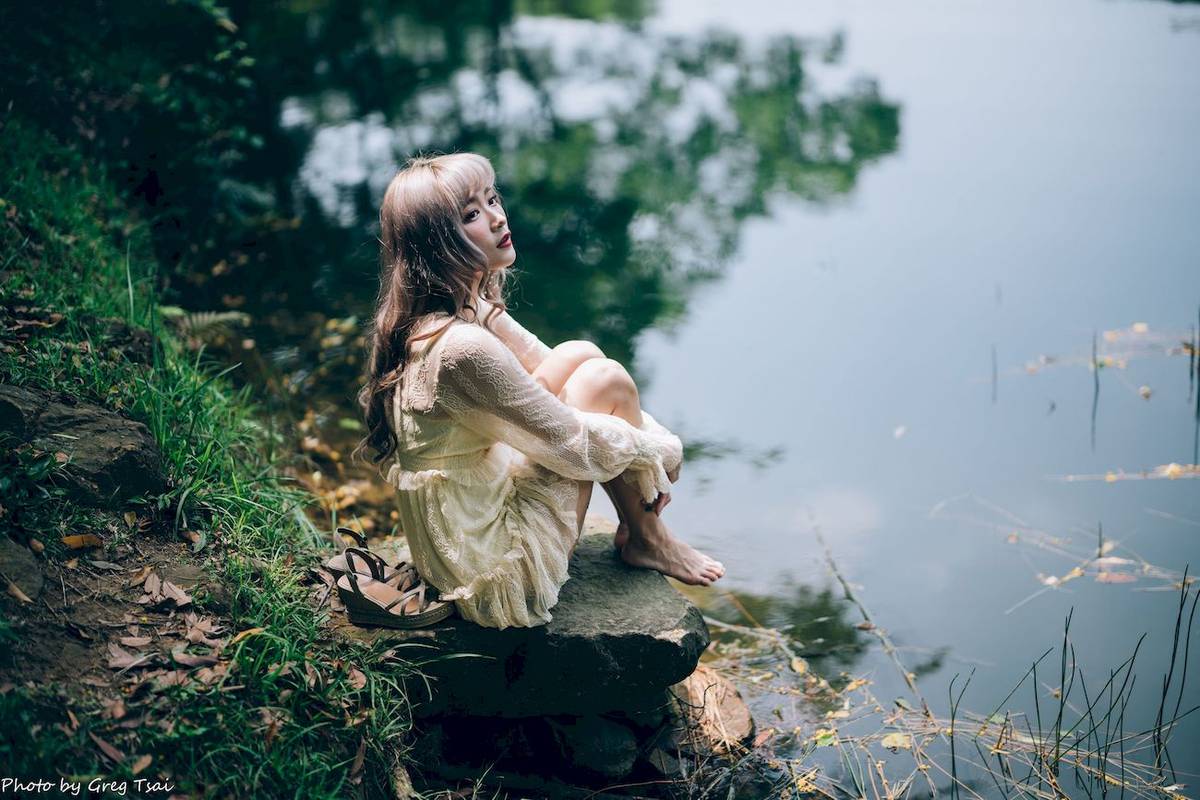 凯云白色蕾丝连衣裙浅色系穿搭梦湖主题写真-60