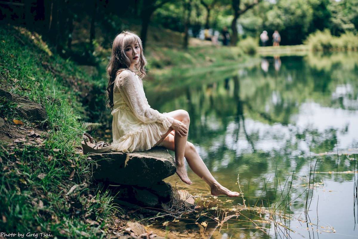 凯云白色蕾丝连衣裙浅色系穿搭梦湖主题写真-56