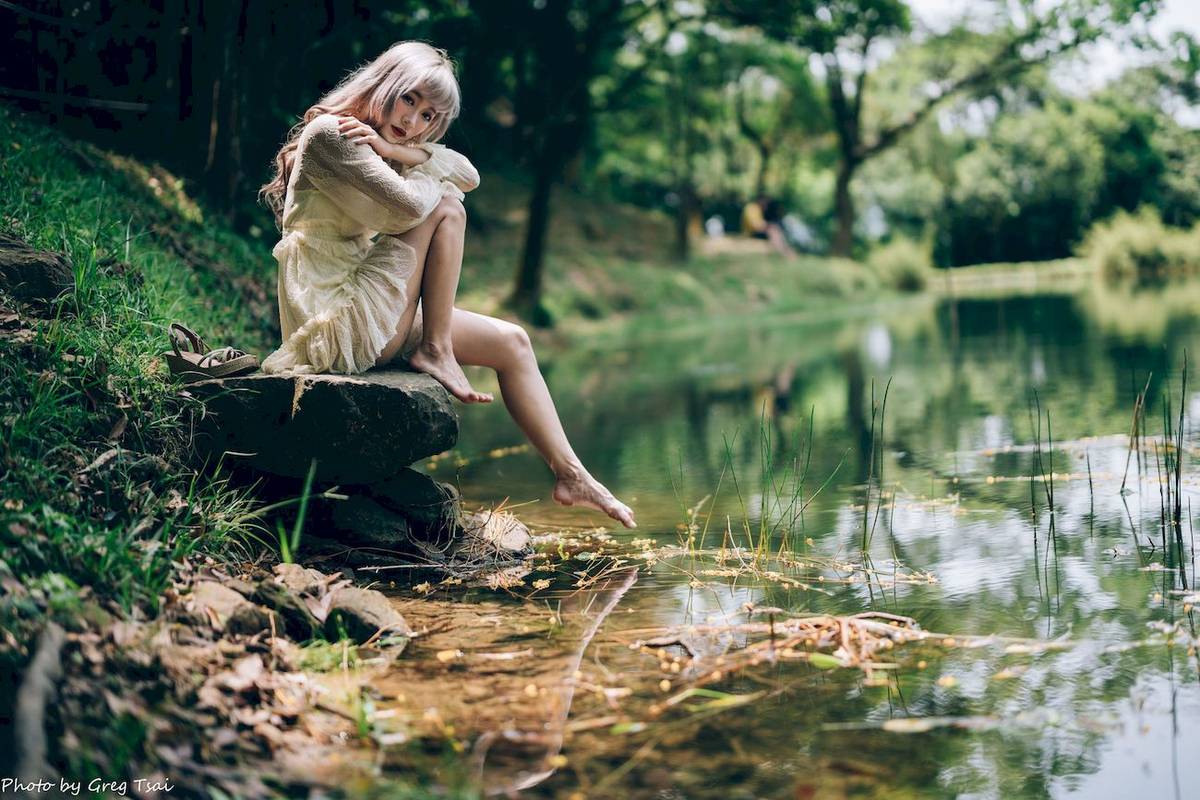 凯云白色蕾丝连衣裙浅色系穿搭梦湖主题写真-58