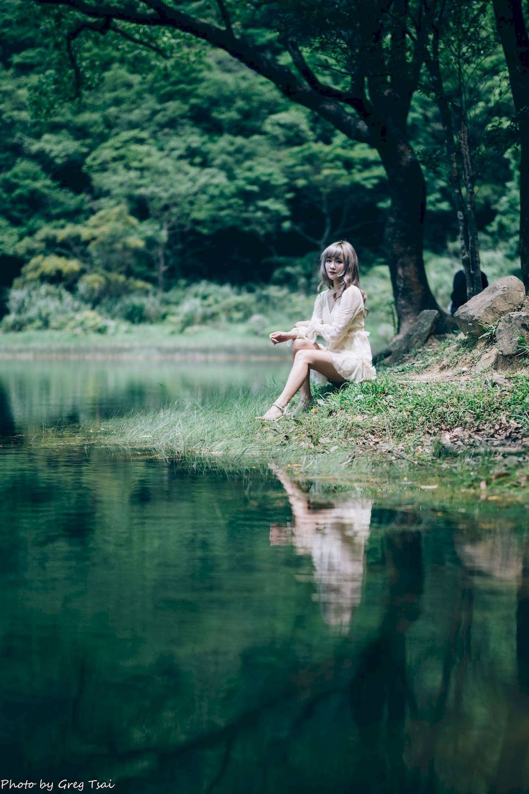 凯云白色蕾丝连衣裙浅色系穿搭梦湖主题写真-65