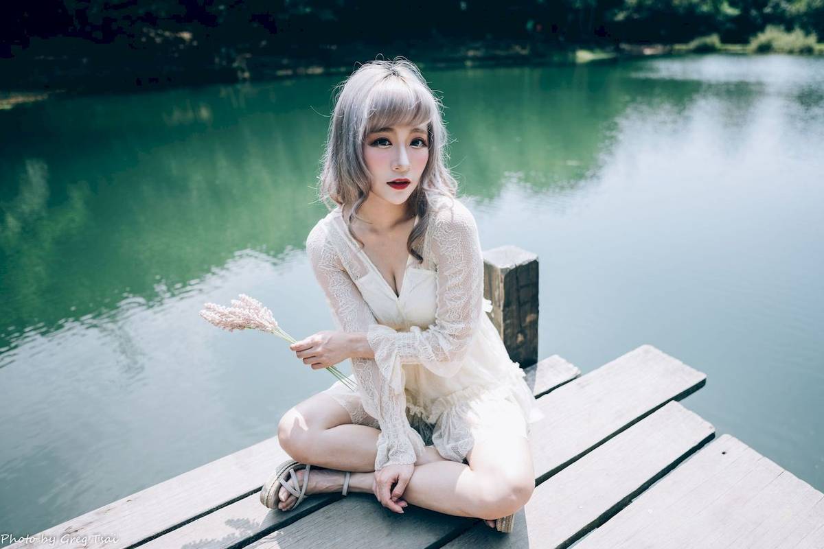 凯云白色蕾丝连衣裙浅色系穿搭梦湖主题写真-82