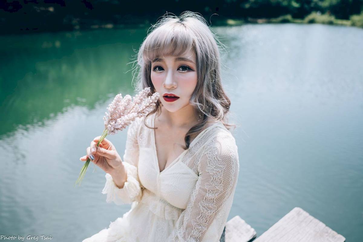 凯云白色蕾丝连衣裙浅色系穿搭梦湖主题写真-84