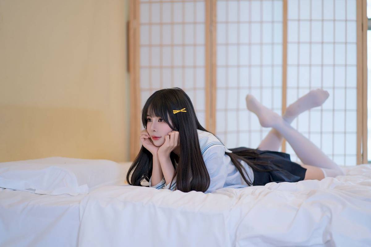 吃了个迟水手服‌搭配‌白色长袜夏日呓语主题写真-12