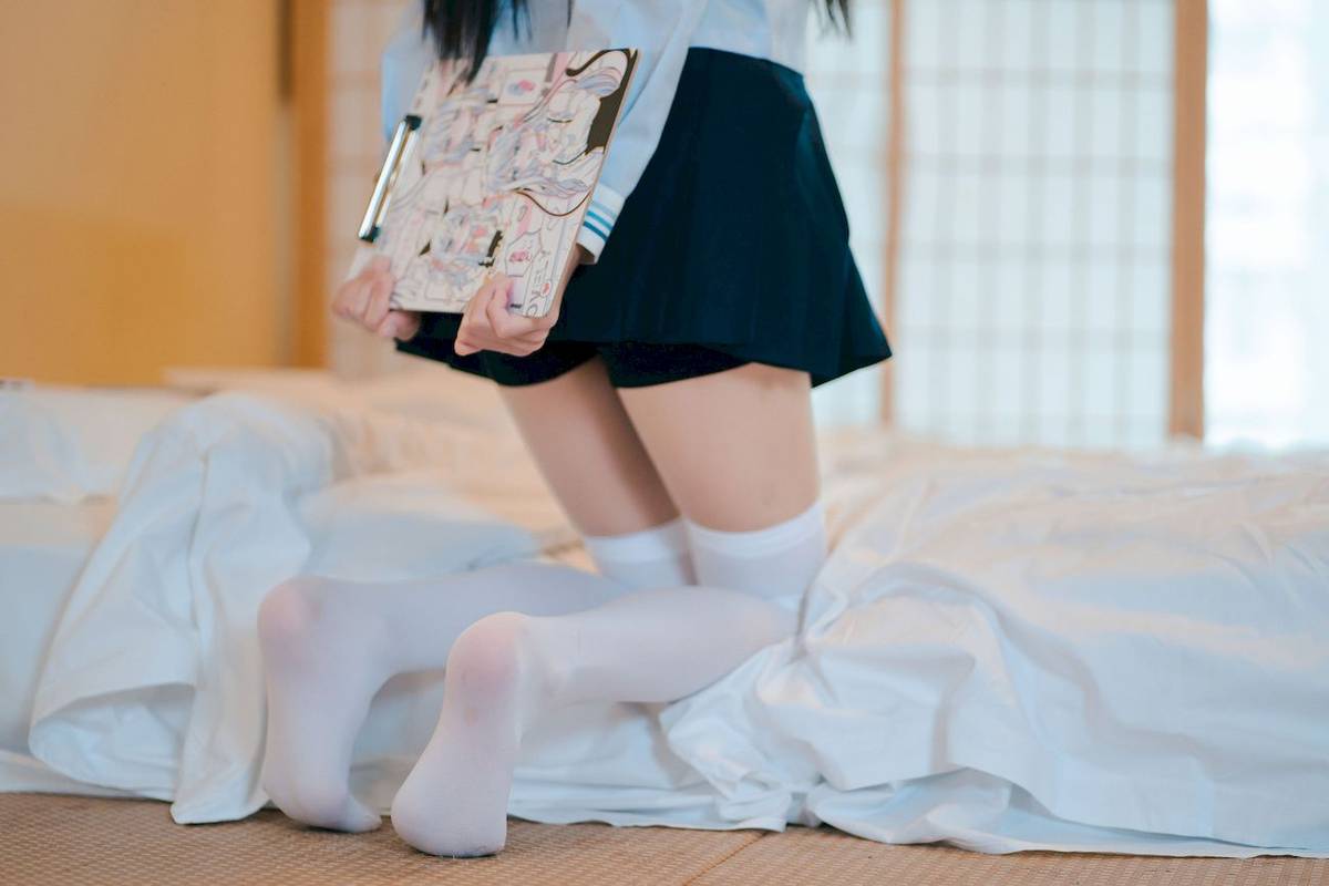 吃了个迟水手服‌搭配‌白色长袜夏日呓语主题写真-28