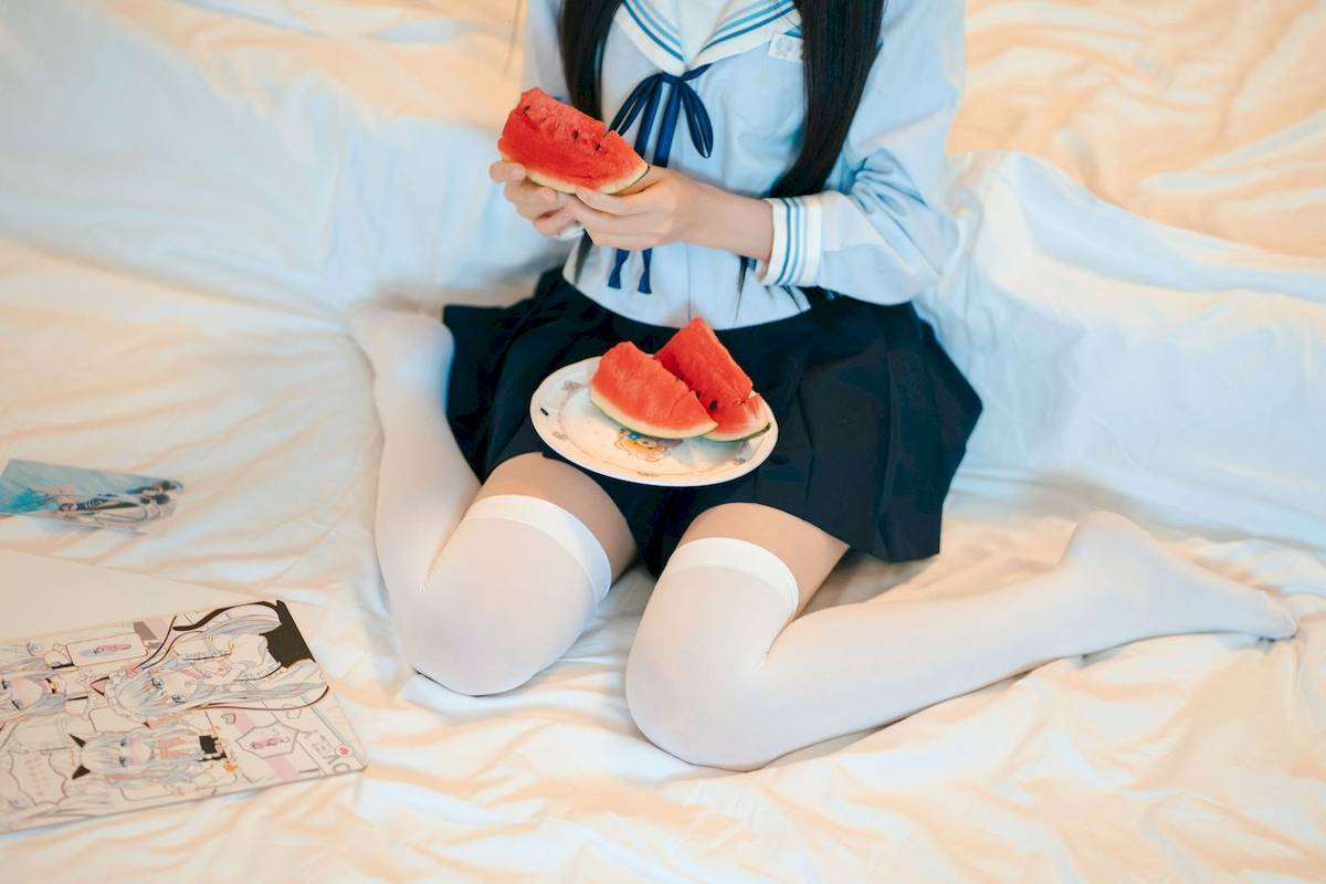 吃了个迟水手服‌搭配‌白色长袜夏日呓语主题写真-57