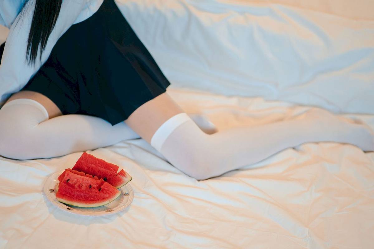 吃了个迟水手服‌搭配‌白色长袜夏日呓语主题写真-49