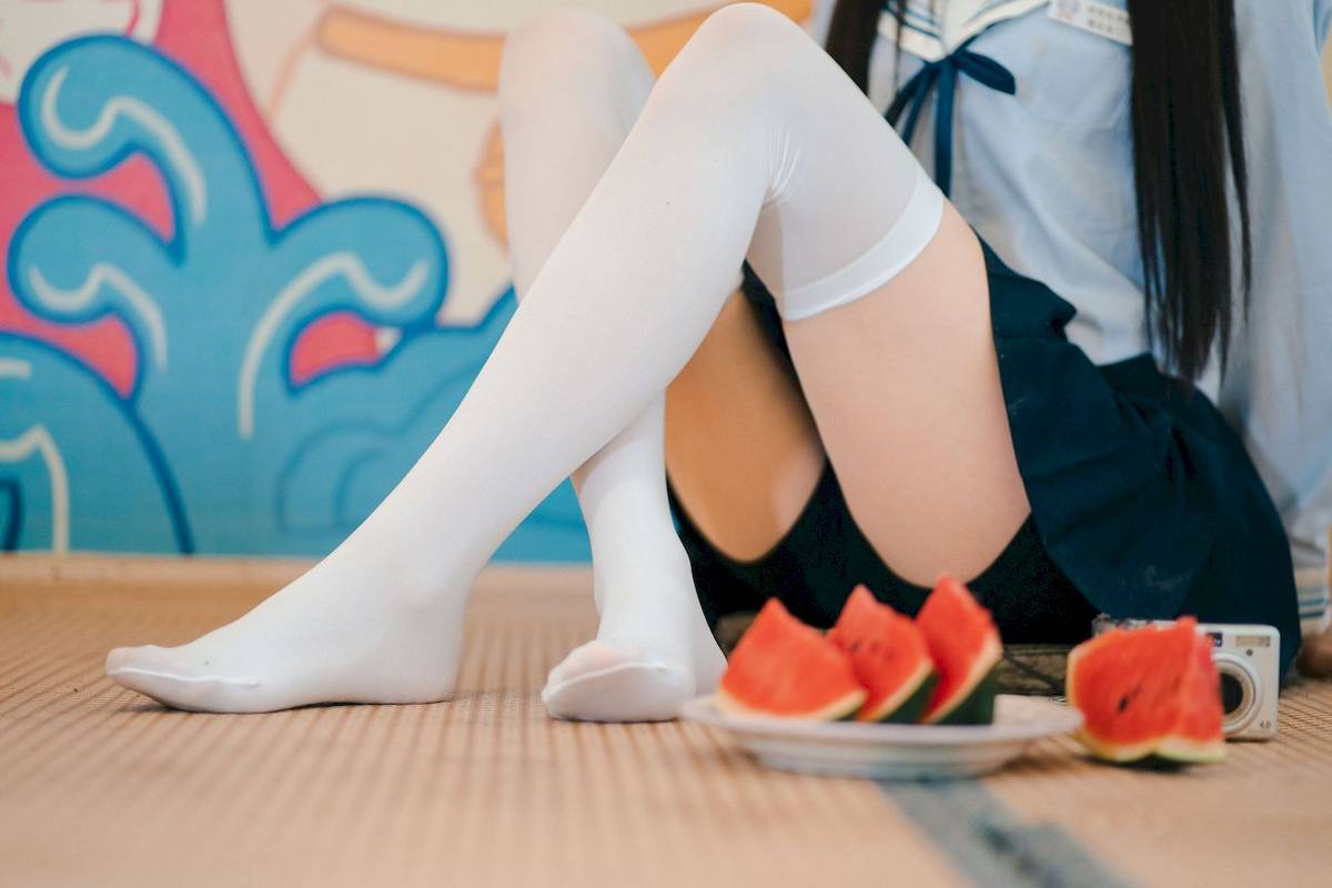 吃了个迟水手服‌搭配‌白色长袜夏日呓语主题写真-94