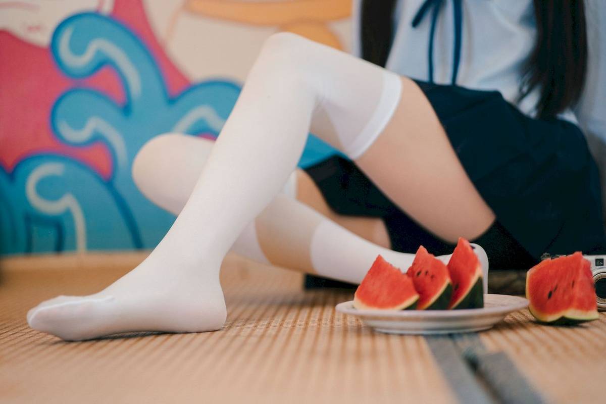 吃了个迟水手服‌搭配‌白色长袜夏日呓语主题写真-99