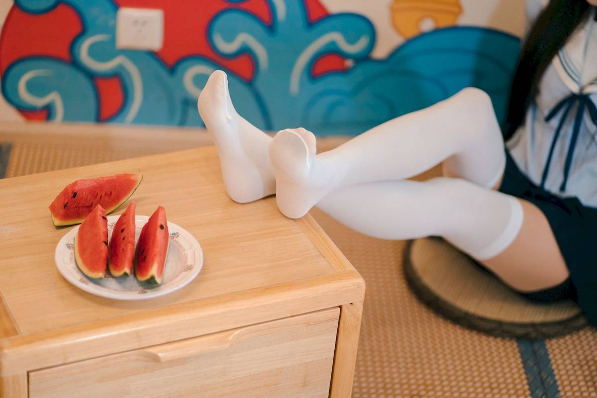 吃了个迟水手服‌搭配‌白色长袜夏日呓语主题写真-107