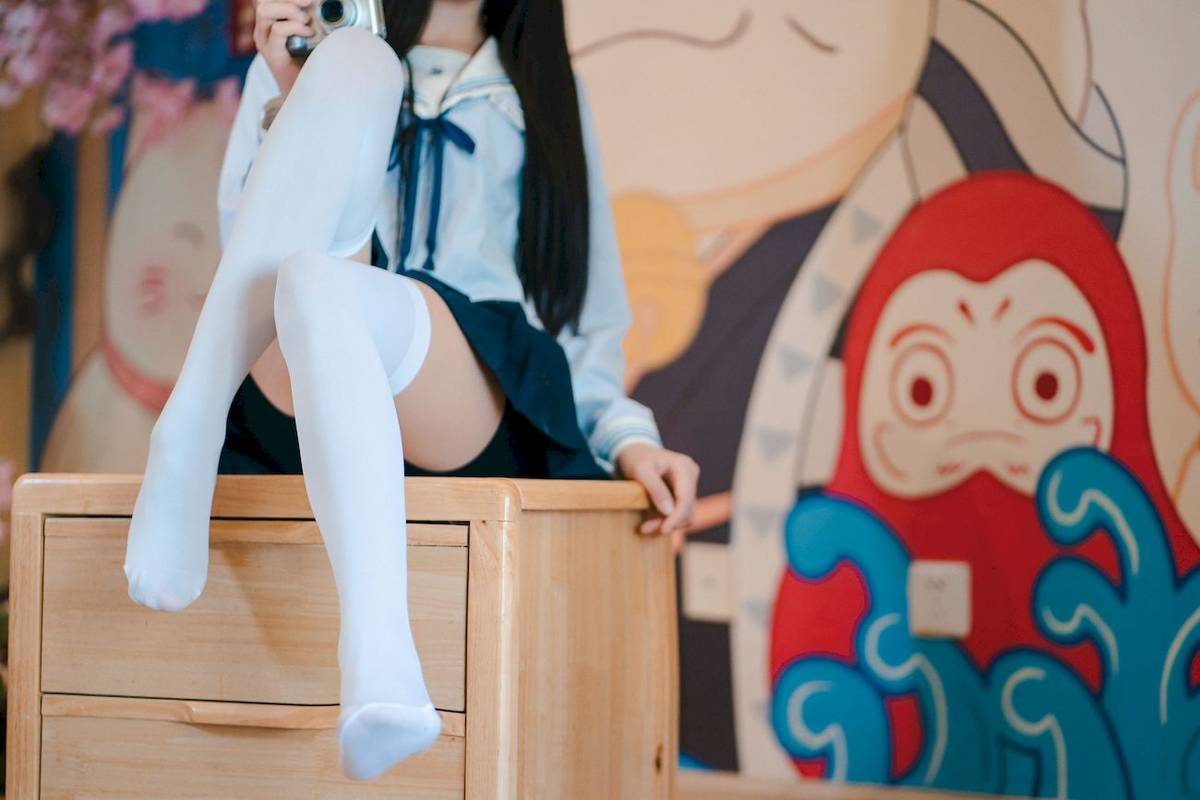 吃了个迟水手服‌搭配‌白色长袜夏日呓语主题写真-125