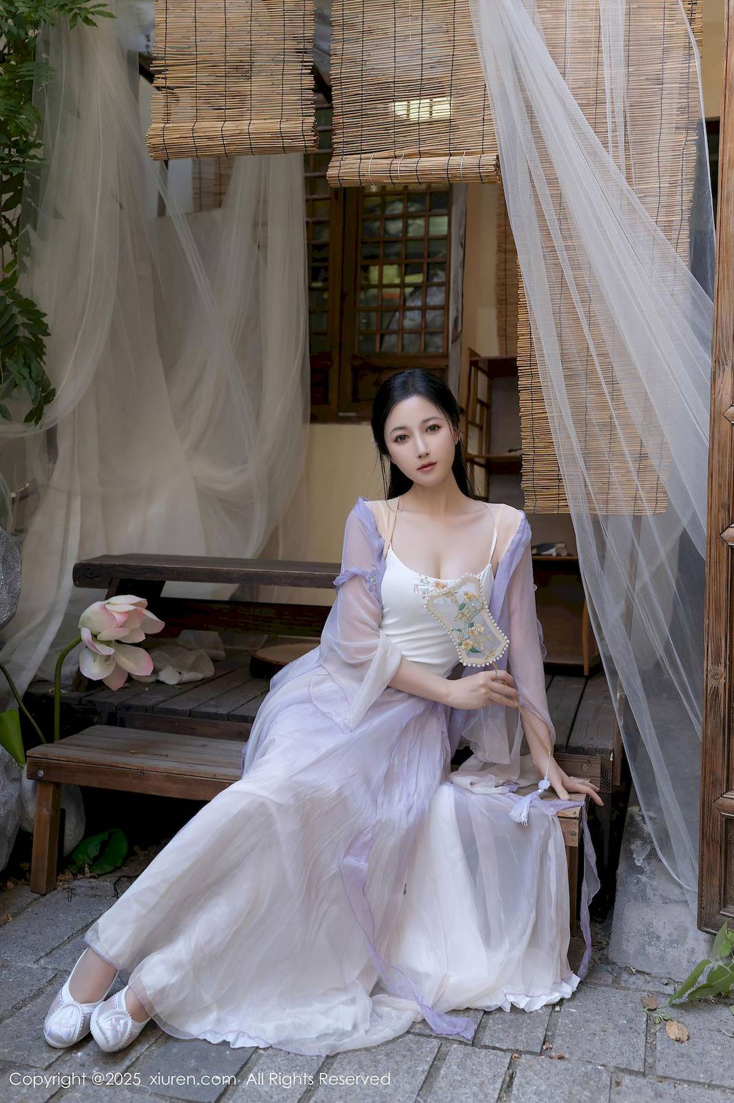 秀人网模特鱼子酱Fish紫色长裙白色丝袜长沙旅拍-6